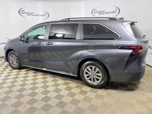 Used 2025 Toyota Sienna XLE w/ XLE Plus Package image 4