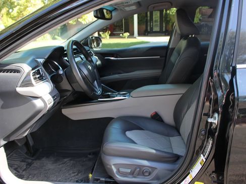 Used 2018 Toyota Camry XLE FWD image 8