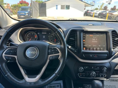 Used 2018 Jeep Cherokee Limited AWD/4WD image 22