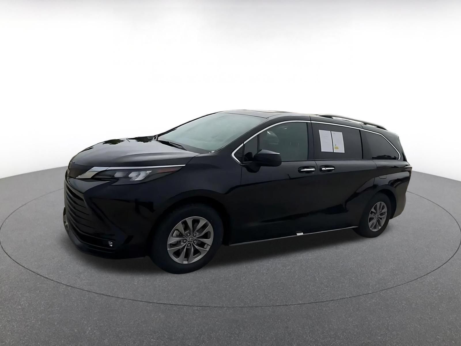 Used 2025 Toyota Sienna XLE FWD image 7