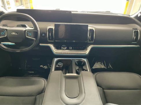 Used 2025 Ford Expedition Platinum w/ Stealth Performance Package AWD/4WD image 12