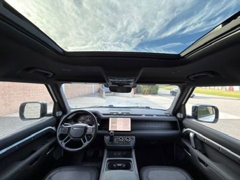 Used 2024 Land Rover Defender 130 X-Dynamic SE AWD/4WD image 33