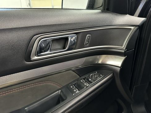 Used 2018 Ford Explorer XLT w/ XLT Appearance Package AWD/4WD image 26