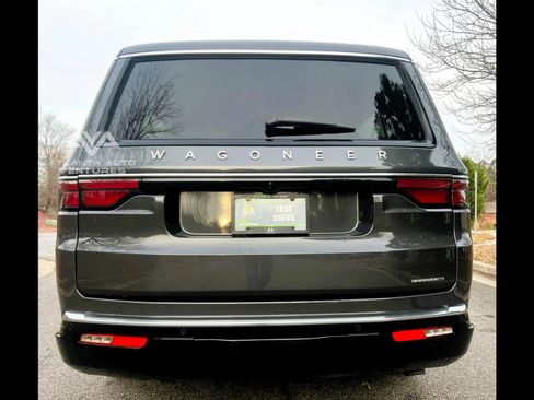 Used 2024 Jeep Wagoneer L Series II w/ Flexible Seating Group image 12