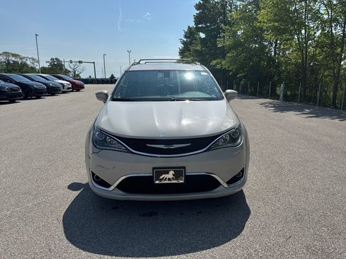 Used 2017 Chrysler Pacifica Touring-L w/ Tire & Wheel Group FWD image 5