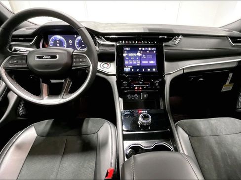 New 2025 Jeep Grand Cherokee Altitude image 9