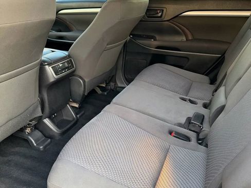 Used 2017 Toyota Highlander LE image 8