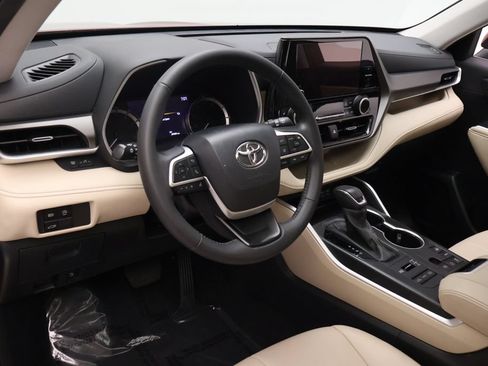 Used 2024 Toyota Highlander XLE AWD/4WD image 15