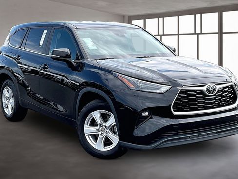 Used 2023 Toyota Highlander LE FWD image 1