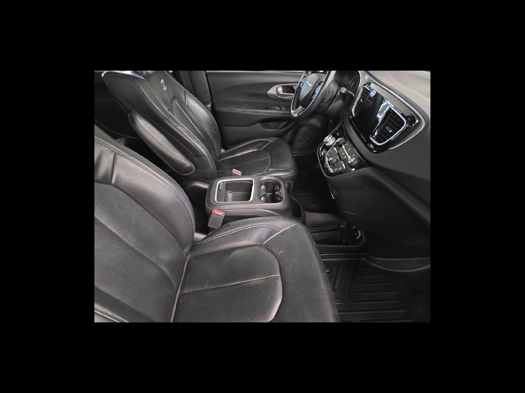 Used 2018 Chrysler Pacifica Touring-L Plus FWD image 18