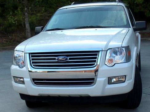 Used 2010 Ford Explorer XLT image 4