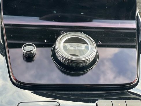 Used 2025 Cadillac Escalade ESV Premium Luxury image 15