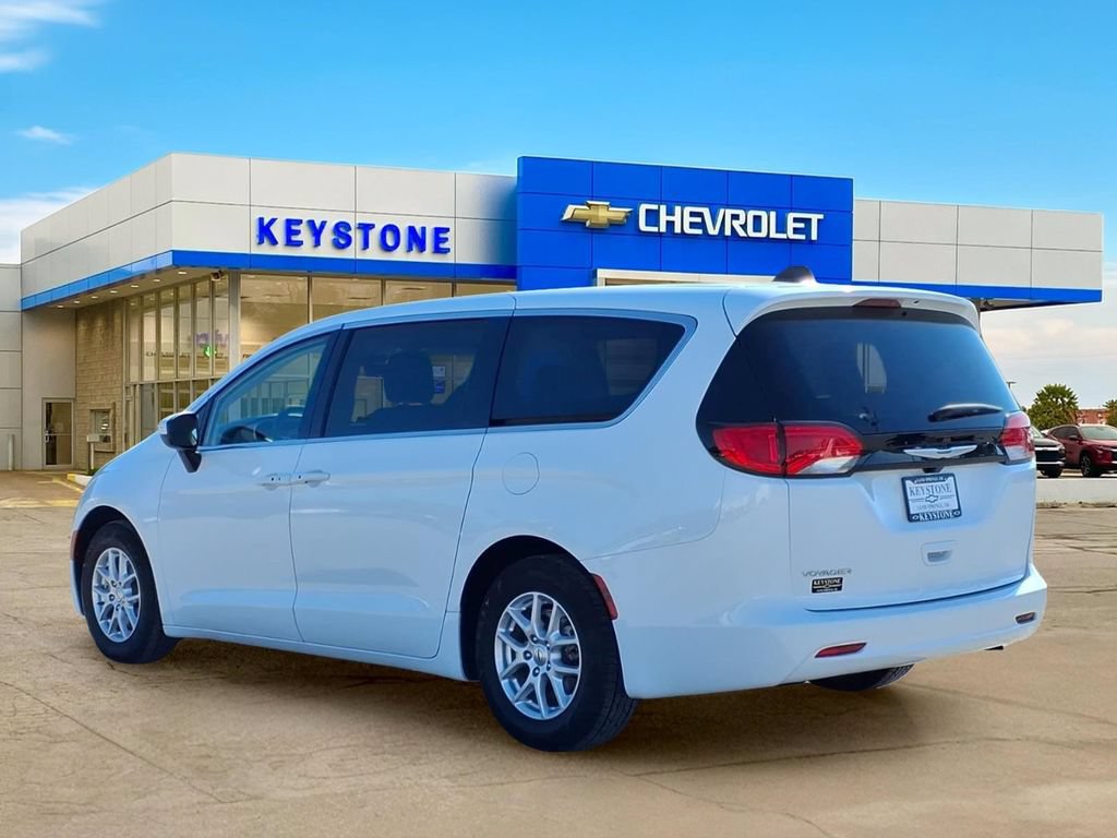Used 2023 Chrysler Voyager LX FWD image 5