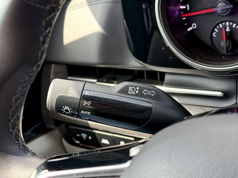 Used 2024 Kia Carnival EX FWD image 30