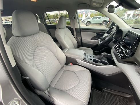 Used 2022 Toyota Highlander LE AWD/4WD image 24