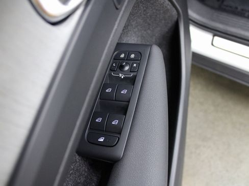 Used 2025 Volvo XC40 B5 Plus image 42