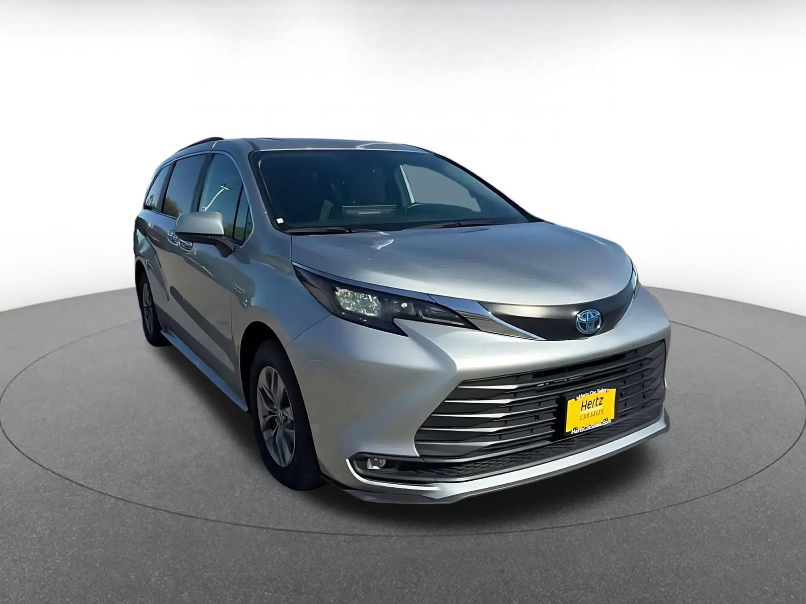 Used 2025 Toyota Sienna XLE FWD image 3