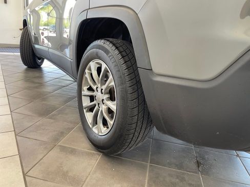 Used 2019 Jeep Cherokee Latitude Plus w/ Cold Weather Group AWD/4WD image 14