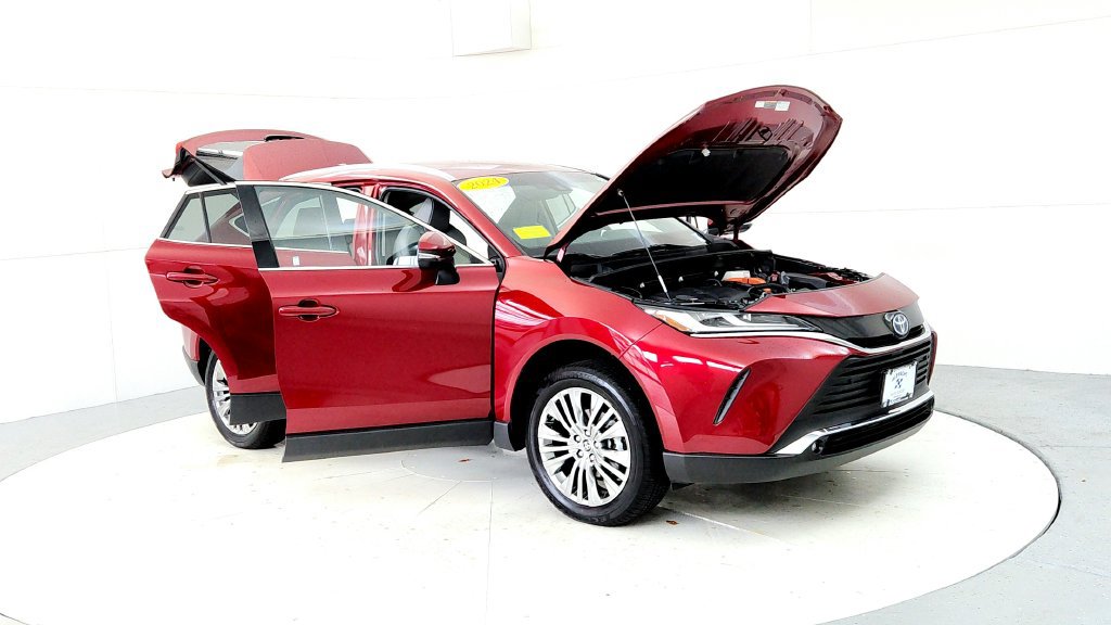 Certified 2024 Toyota Venza XLE AWD/4WD image 12