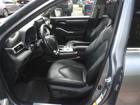 Certified 2021 Toyota Highlander Limited AWD/4WD image 8