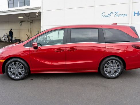 New 2026 Honda Odyssey Touring image 9