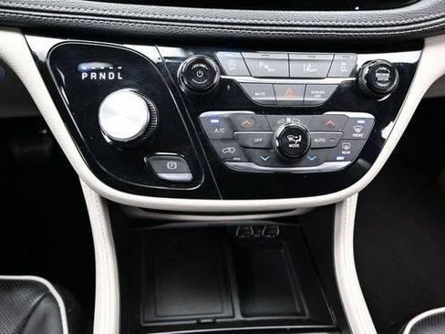 Certified 2024 Chrysler Pacifica Limited FWD image 47