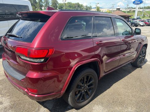 Used 2018 Jeep Grand Cherokee Altitude AWD/4WD image 3