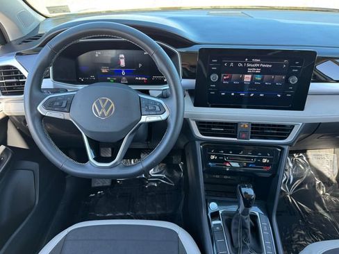 Used 2025 Volkswagen Taos SE FWD image 4