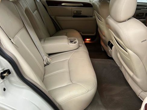 Used 2004 Lincoln Town Car Ultimate RWD image 30