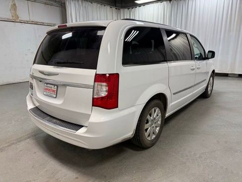 Used 2016 Chrysler Town & Country Touring FWD image 6