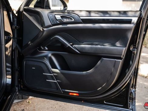 Used 2018 Porsche Cayenne Platinum Edition image 72