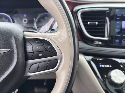 Used 2020 Chrysler Pacifica Limited image 34