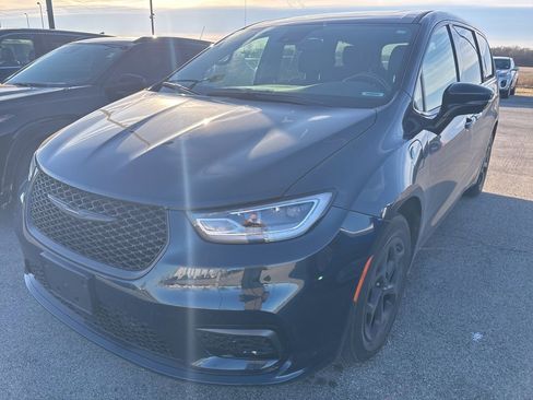 Used 2022 Chrysler Pacifica Limited w/ Uconnect Theater Family Group image 6