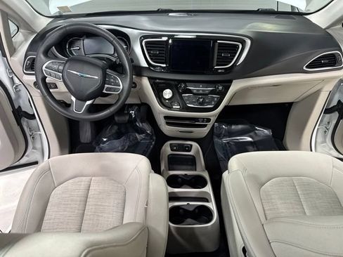 Used 2017 Chrysler Pacifica Touring Plus FWD image 3