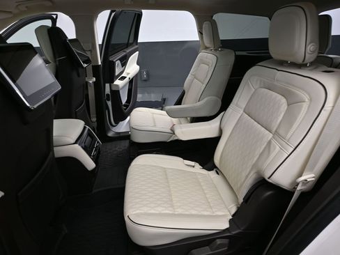 Used 2023 Lincoln Aviator Black Label w/ Dynamic Handling Package image 40