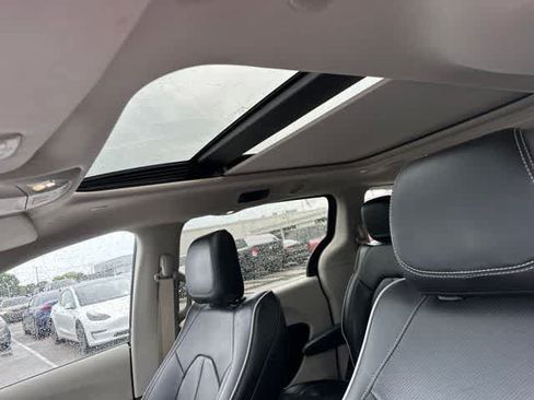 Used 2022 Chrysler Pacifica Limited FWD image 9