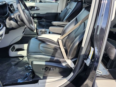 Used 2023 Chrysler Pacifica Touring-L image 23