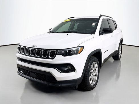 Used 2024 Jeep Compass Latitude image 3