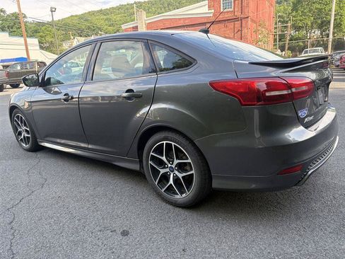 Used 2016 Ford Focus SE w/ SE Sport Package FWD image 5