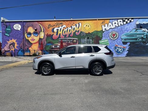 Used 2024 Nissan Rogue S AWD/4WD image 2