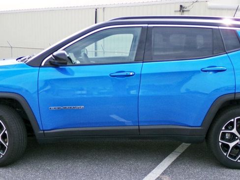 Used 2025 Jeep Compass Limited AWD/4WD image 2