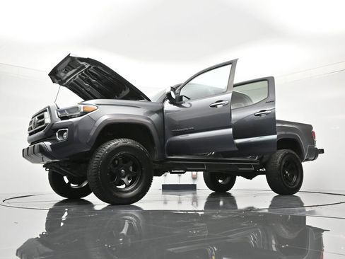 Used 2022 Toyota Tacoma Limited AWD/4WD image 50