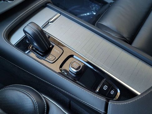 Used 2022 Volvo XC90 T8 R-Design w/ Advanced Package image 18