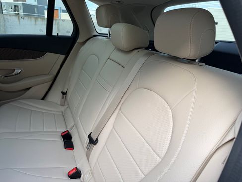 Used 2019 Mercedes-Benz GLC 300 4MATIC image 18