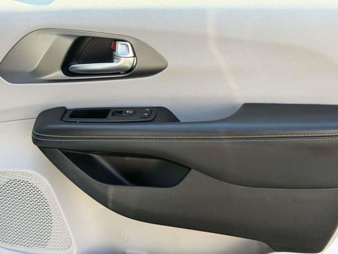 Used 2024 Chrysler Pacifica Touring-L image 8