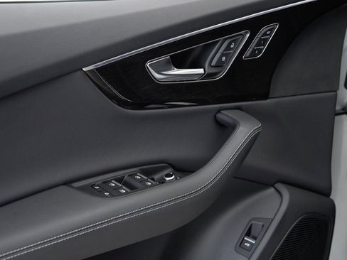 Certified 2025 Audi Q7 3.0T Premium Plus image 8