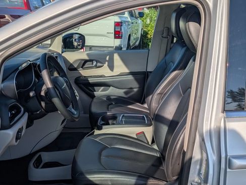 Used 2024 Chrysler Pacifica Touring-L FWD image 16