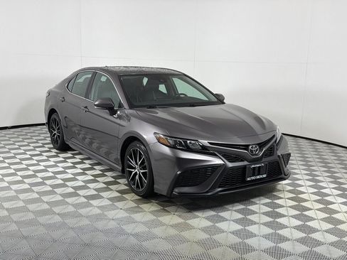 Used 2022 Toyota Camry SE FWD image 3