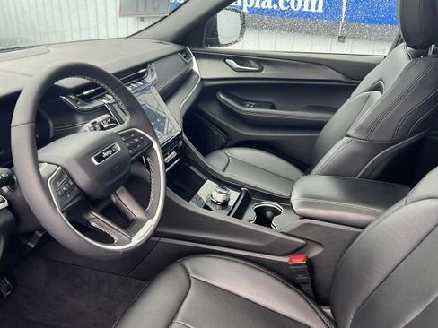 Used 2025 Jeep Grand Cherokee Laredo X w/ Luxury Tech Group I AWD/4WD image 15