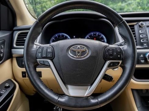 Used 2019 Toyota Highlander Limited FWD image 27